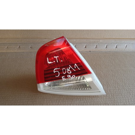 BMW E90 SEDAN LAMPA TYŁ LEWA W KLAPĘ