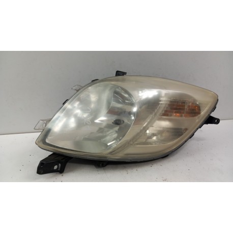 TOYOTA YARIS II LAMPA PRZÓD LEWA