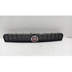 FIAT GRANDE PUNTO ATRAPA GRILL EMBLEMAT