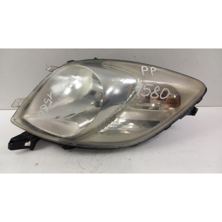 TOYOTA YARIS II LAMPA PRZÓD PRAWA