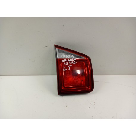 CHEVROLET ORLANDO LAMPA TYŁ LEWA W KLAPĘ