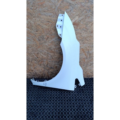 TOYOTA AVENSIS T27 BŁOTNIK PRZÓD LEWY 040