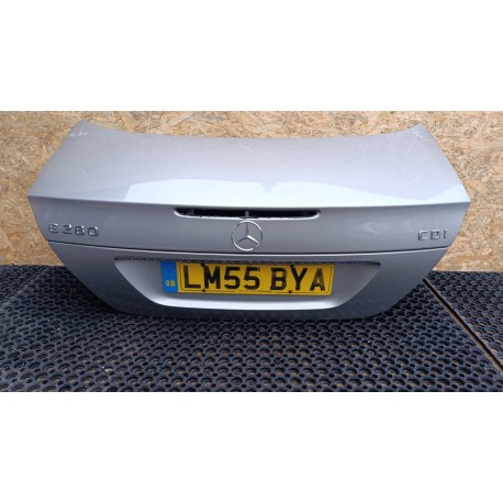 MERCEDES E KLASA W211 SEDAN KLAPA TYŁ C723