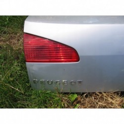 PEUGEOT 607 LAMPA W KLAPĘ LEWA TYŁ TYLNA