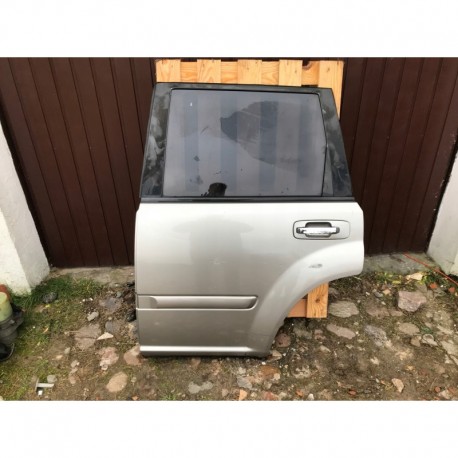 NISSAN X-TRAIL T30 DRZWI TYŁ LEWE SREBRNE
