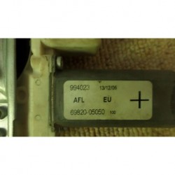 TOYOTA AVENSIS MECHANIZM SILNICZEK SZYBY 69820-05