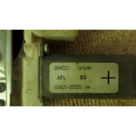 TOYOTA AVENSIS MECHANIZM SILNICZEK SZYBY 69820-05